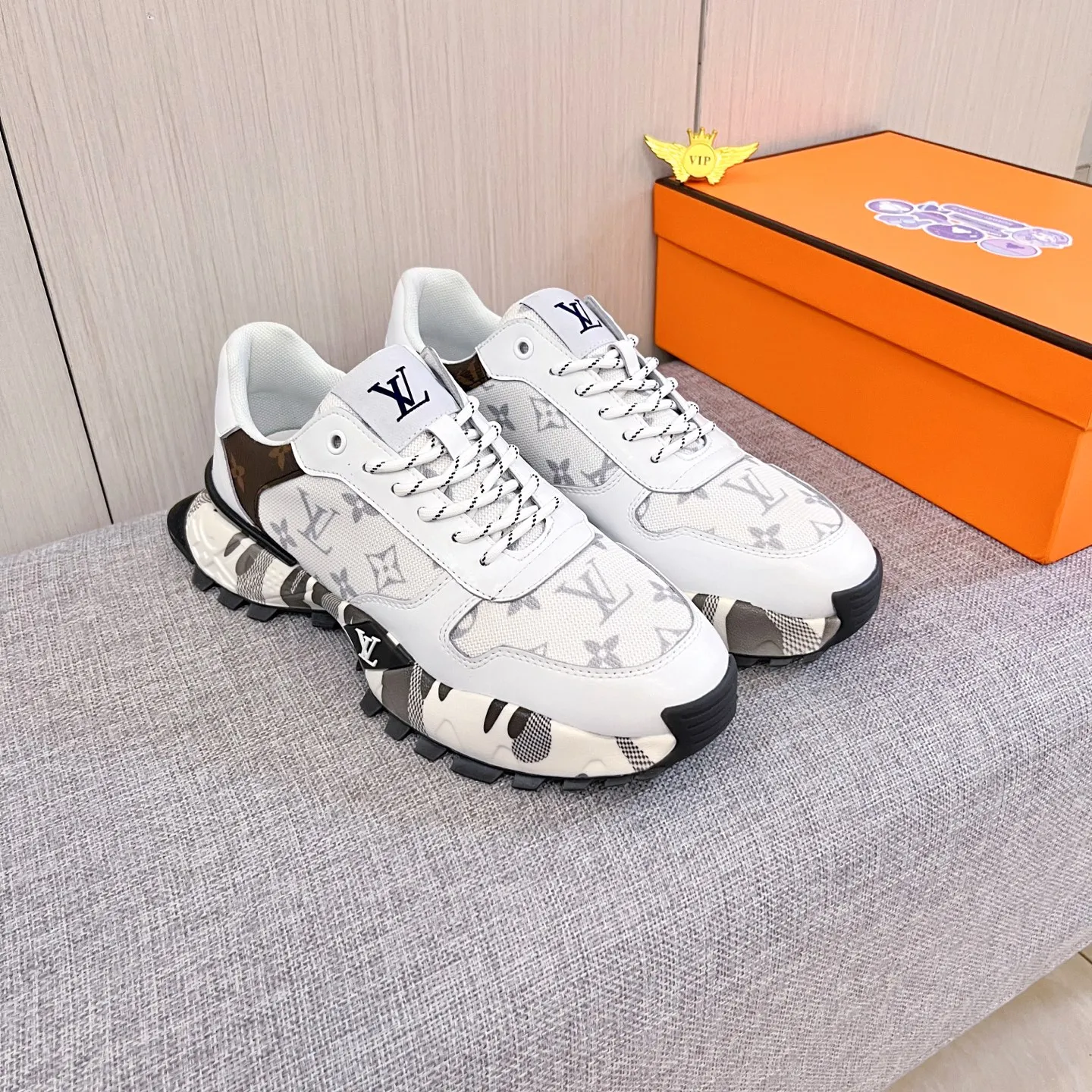 Men's shoes💰 460💰[LV]🔥Louis Vuitton, high-end men's shoes brand, official website 1:1 latest masterpiece: the upper is made of Italian imported first-layer cowhide with a comfortable and breathable lining➕original non-slip and wear-resistant outsole🔥, making walking more convenient and comfortable! An exclusive new model, a stunning work, a beautiful 1:1 replica [color] compared to the official quality! Create a fashionable personality to set off your uniqueness! A must-have for trendy men! Classic 🔥 Size: 38-44 Color: 🔥 2 colors available 🔥.